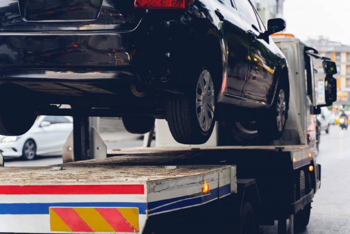 Véhicule emporté pour une mise en fourrière sur un camion plateau