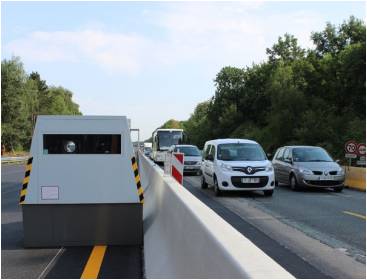 Un radar automnome sur le côté d'une route en chantier