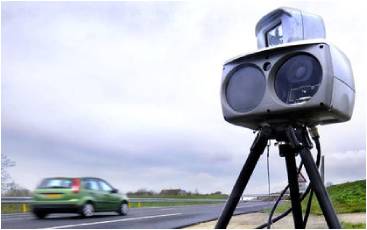 Un radar mobile de gendarmerie posé sur le côté d'une route