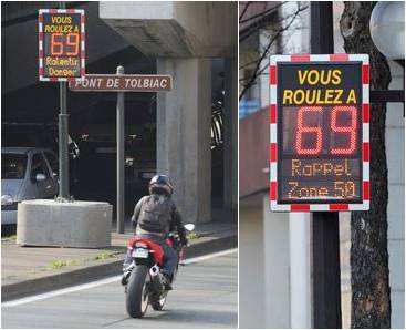 Deux images de radars pédagogiques indiquant la vitesse excessive d'une moto passant sur la route