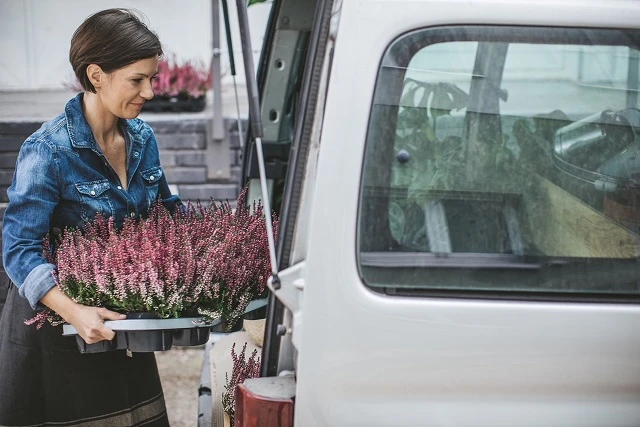 Artisan fleuriste avec son véhicule professionnel