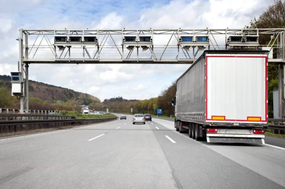 Photographie d'un péage à flux libre sur une autoroute